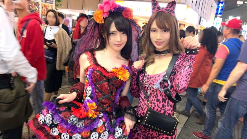 渋谷ハロウィン当日！大騒ぎ！逮捕者続出のさなか、仮装ナンパ師突入！ピンク女豹の巨乳ギャル＆小悪魔セクシーな美女2人組にワンチャン狙いでグイグイ声掛けー！暴徒と化したパリピたちを横目に、ホテルで4P乱痴気騒ぎ！！